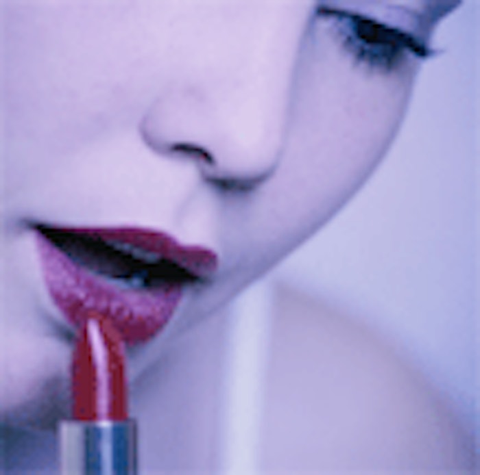 CT.com_putting_on_lipstick