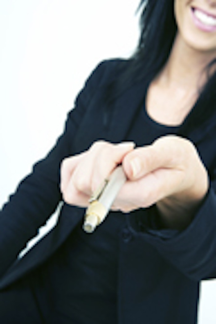 woman_hold_pen_is
