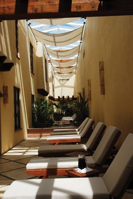 SI0912-Snapshot_RowofChairs