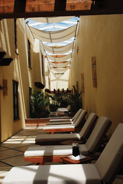 SI0912-Snapshot_RowofChairs