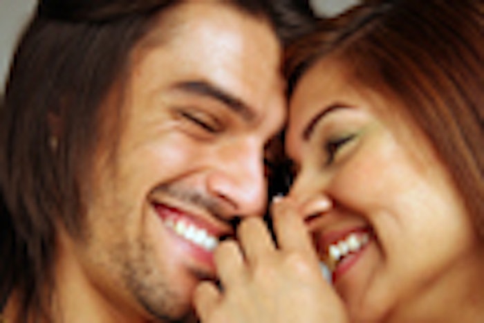 couple_laughing_is