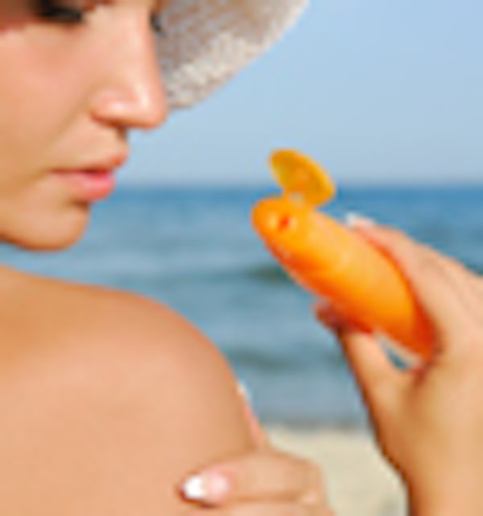 Woman-suntan-lotion_f