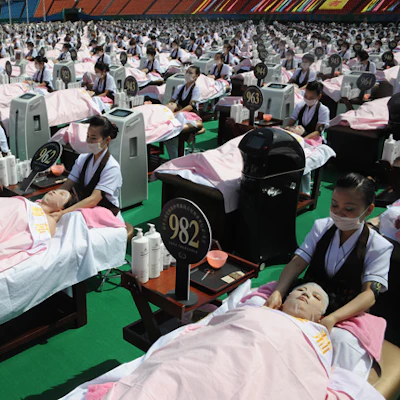 China Breaks World Record for Most People Receiving Simultaneous Facial Treatments
