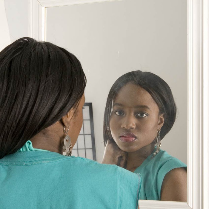 SI1506_News_girlMirror_850