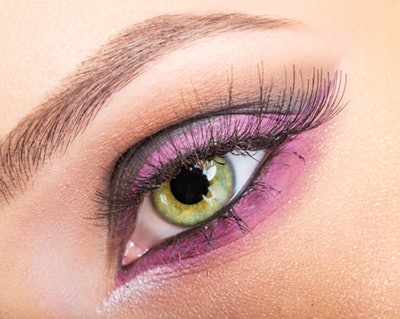 Green eyes. Green eyes look great with red-violet eye shadow. Green eyes are naturally bright, so you don’t have to rely on vivid shadows and liners to attract attention. Lilac is the perfect pop for a night out, and a red-brown, like wine or burgundy color, is just enough color during the day. Avoid black mascara, since it might be too harsh. Opt for dark brown mascara with a plum eyeliner to really make their green eyes pop.