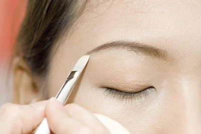 Lashes and brows are all the rage, and the trend has gone far beyond waxing, shaping and extension services to give rise to growth serums, tinting and pigmented filler products. If you don’t offer lash and brow retail products, it is probably time to consider adding them. Lash and brow services and products can be a big money maker for spas, so much so that lash and brow-only beauty businesses are popping up all over the country. In October 2016, sisters Josie and Stephanie Nguyen teamed up to open DC Lash Bar in Washington, D.C. The two-story location has a brow bar, lounge, beverage area and outdoor patio on its first level, with treatment rooms for lash services on its second level.