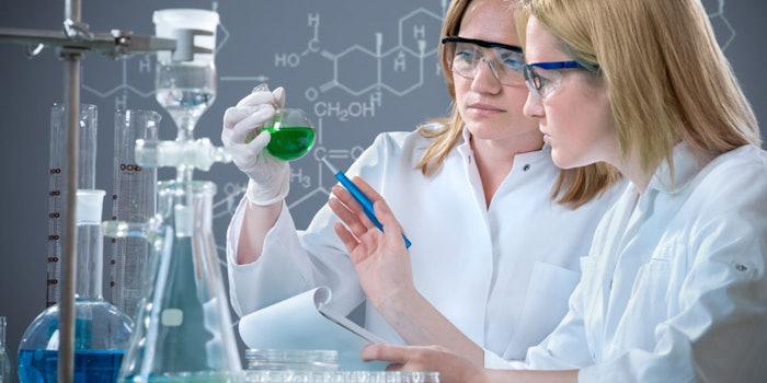 2women_lab_beekers_np