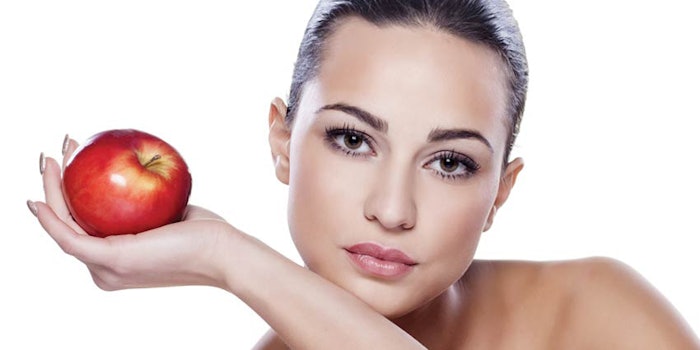 SI1701_Nutrition_Fotolia_59733738_womanApple_800_np
