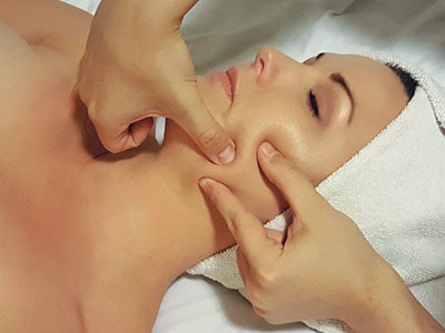 Shown+here+is+the+jaw+lymph+drain+and+collagen+stimulator+technique
