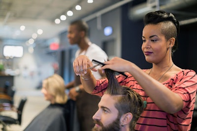 stylist_cutting_hair