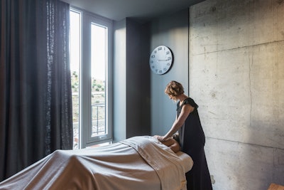 knot-springs-treatment-room