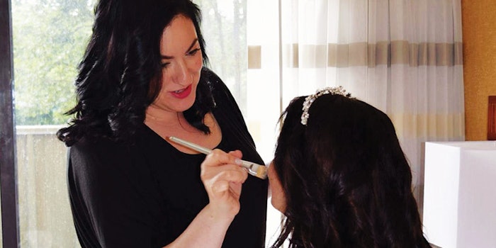 SI1806_sos_Doing_Makeup_850_np