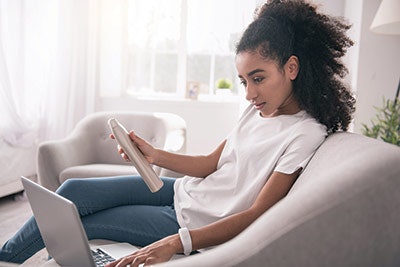 Si1809 Millennials Dream 115640765 Woman Computer 400