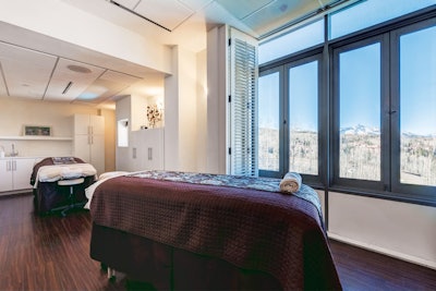 Spa-Peaks-Resort-massage-room