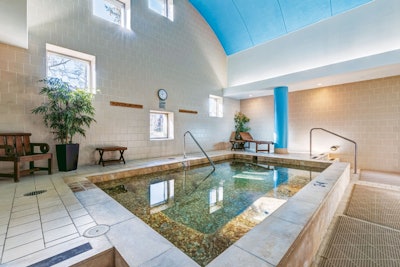 peaks-resorts-hot-tub