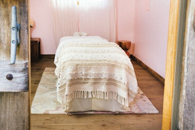 four-moons-Rose-Room
