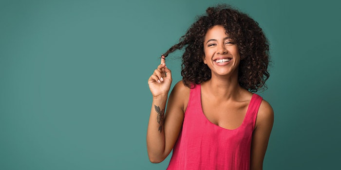 EthnicWomanCurlyTwistingHair850x425