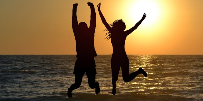 couplejumpingonbeach850x425