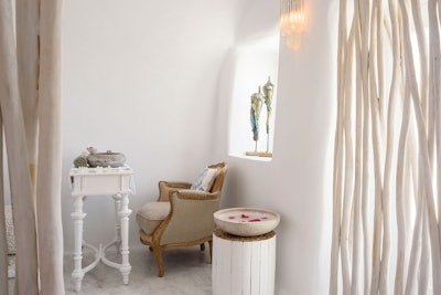Canaves-Oia-Suites-SPA-manicure
