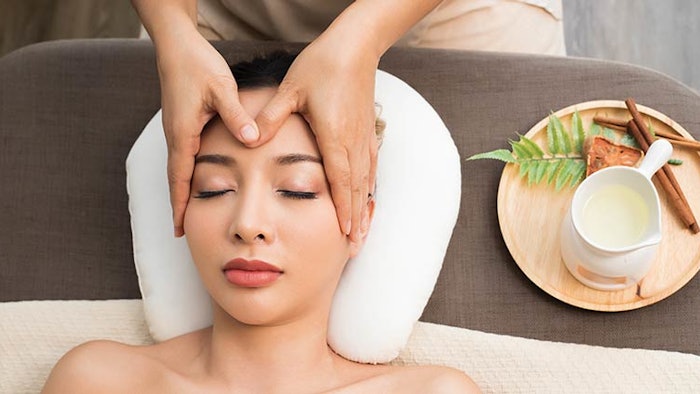 Ds2103 Spotlight Cdreamstime Xxl 132228403 850np