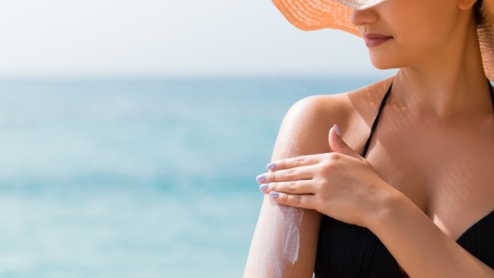 Womanusingsunscreen