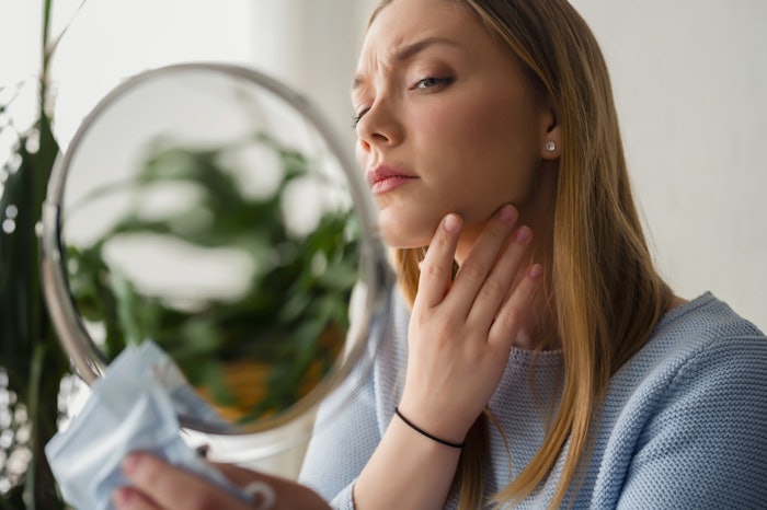 Silk masks have moisture-wicking properties, which limit the heat and moisture build-up that can make us sweat and clog our pores.
