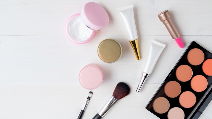 The inner packaging of a serum and product kit containing said serum listed SPF when the product has no SPF.