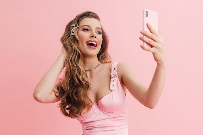 With ‘aesthetics’ and ‘-cores’ being the key drivers of fashion and beauty trends, Beauty Daily by Clarins decided to delve into TikTok & Pinterest data to find the fastest-growing aesthetics & cores for summer 2023 amongst consumers.