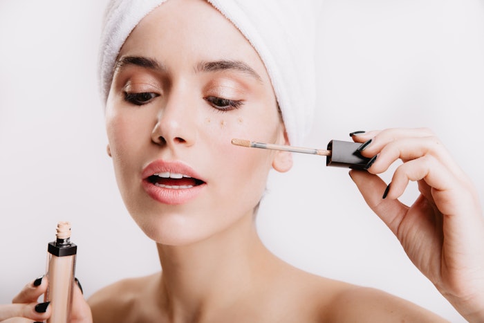 This eye care active combats tired eye-contour by acting on both hyperpigmented melanic dark circles (reduction of color) and vascular dark circles (reduction of redness and puffiness), per the company.