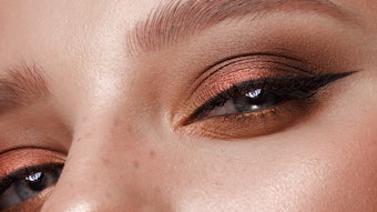 The skin around the eyes is unique and requires special care due to its delicate structure. Factors like thinness, reduced oil production and constant movement make this area more prone to dryness, discoloration and early signs of aging.