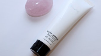 This vegan sleep mask nourishes skin and supports sleep health.