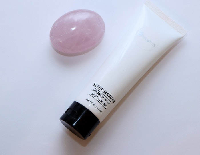 This vegan sleep mask nourishes skin and supports sleep health.