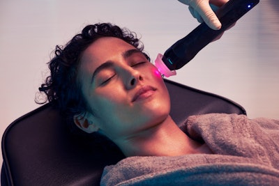 Glo2Facial detox setting brings a fresh blood supply to the face area. This circulation to the face reduces redness, while the massage is performed in a lymphatic-draining pattern to decrease puffiness and give the face a final flush.