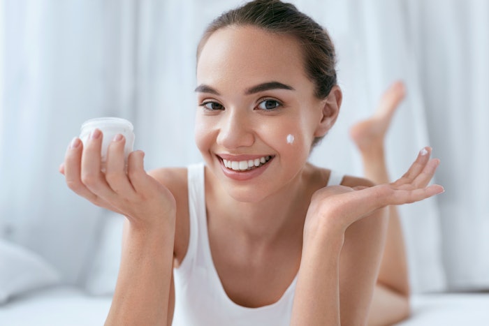 Structure Silk is a starch-derived rheology modifier that functions as a texturizer and film-former, suitable for skin care and hair styling emulsions.