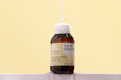 Elevate every color service with The Gloss, milk_shake’s acidic demi-permanent hair color for vibrant, long-lasting color and healthy shine.