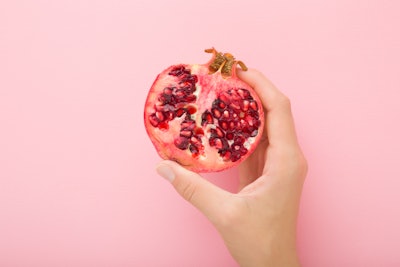 Drawing from the resilience of the pomegranate tree (Punica granatum), a symbol of vitality for centuries, Aethelis Granata optimizes the skin’s self-repair mechanisms.