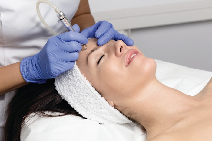 Ingredients like D-alpha tocopherol have anti-inflammatory properties and promote wound healing.