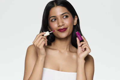 Haleys Beauty's Re–dew utilizes a Fade-Resistant Stain Matrix and juicy pigment technology to ensure an even flush without cracking or patchiness.