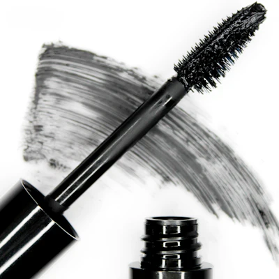 MPlus' Soft Echo Mascara utilizes an innovative wax blend to provide volume, lift, and definition with 86% natural-origin ingredients.
