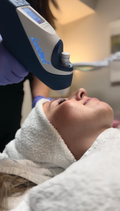 Many people seek CooLifting as a stand-alone express service—perfect for busy lifestyles, lunch-break appointments or special occasions where an instant glow is desired.