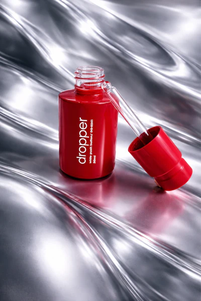 Cosmopak’s glass Wide Push Button Dropper Bottle (30 ml; DG-0241) features an integrated pipette applicator (the collar and actuator are rendered in PP).