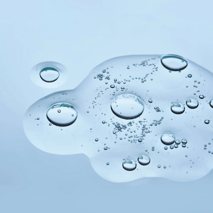 The medium molecular weight hyaluronic acid acts strengthens the skin&rsquo;s natural defense system.